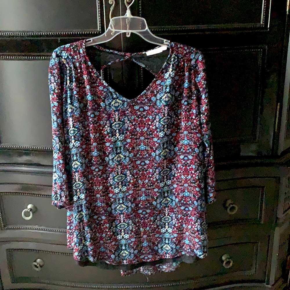 Swingy top, 3/4 length sleeves, beautiful floral